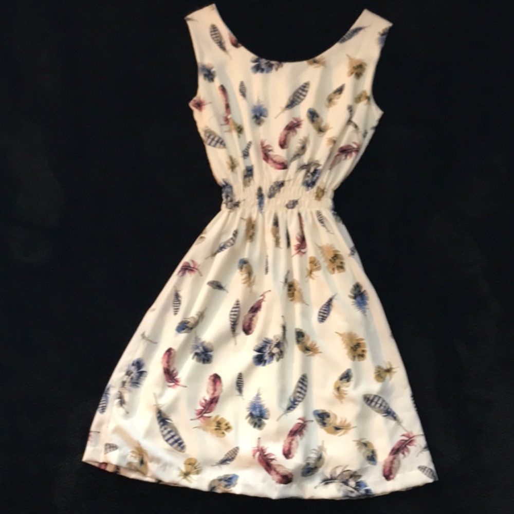 Cream color dress with feathers‎